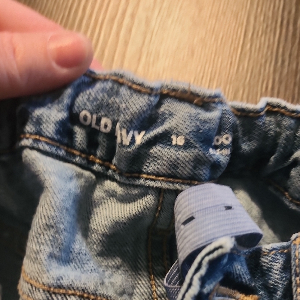 Old Navy Women's Light Blue Relaxed Jeans - Picture 7 of 9